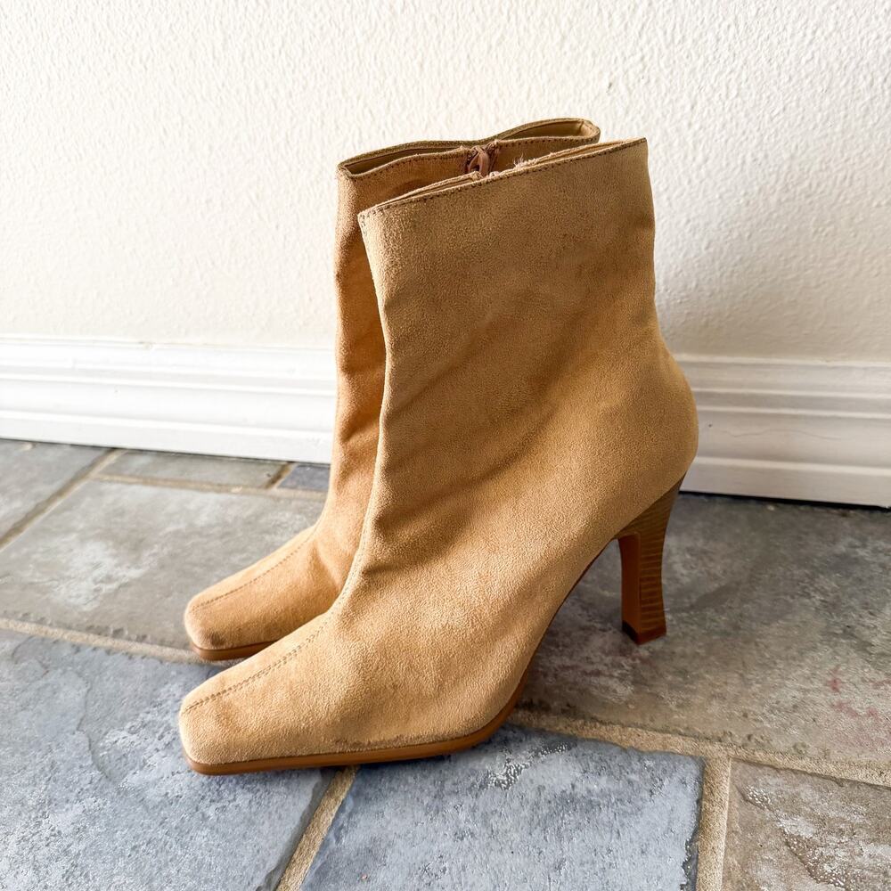 NWOB Rouge Helium Tan Suede Ankle Boots Square Toe Heel Size 9
